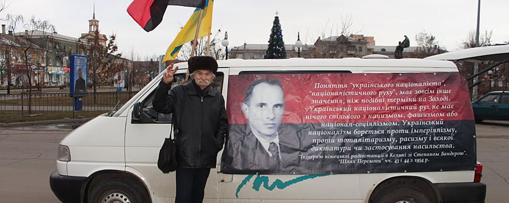 С красно-черными флагами: в Бердянске отметили День рождения Бандеры