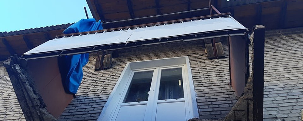 За 15 минут до Нового года: в старой части Запорожья рухнул балкон (Фото)