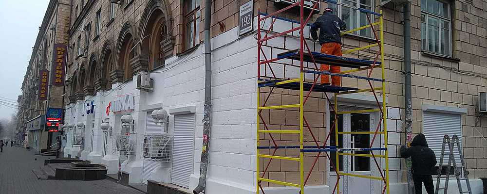 "Победа такая себе": в центре Запорожья заново перекрашивают фасад исторического дома