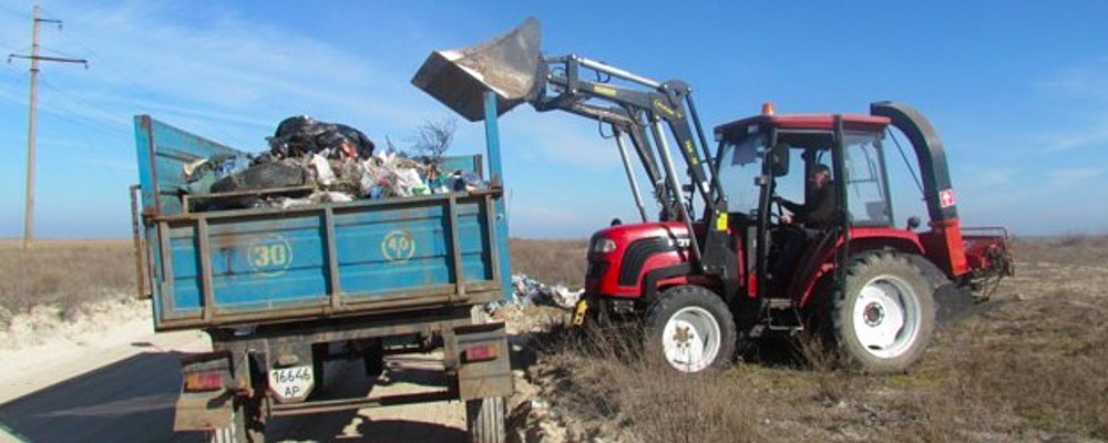 Кирилловские коммунальщики до сих пор убирают мусор на Бирючем после туристов
