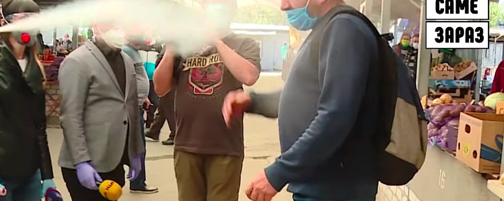 На запорожском рынке на журналистов напал мужчина: в ход пошел слезоточивый газ (Видео)