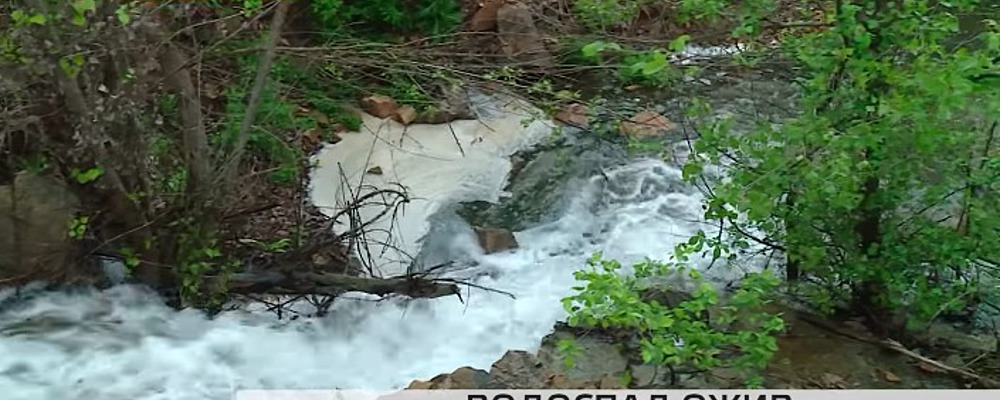 Никто не знает как надолго : в запорожском селе ожил водопад (Видео)