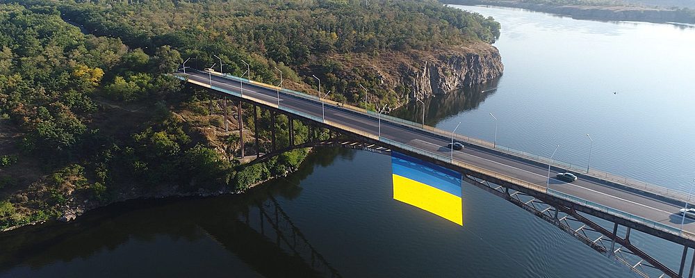 В Запорожье на мосту развернули самый большой флаг в области