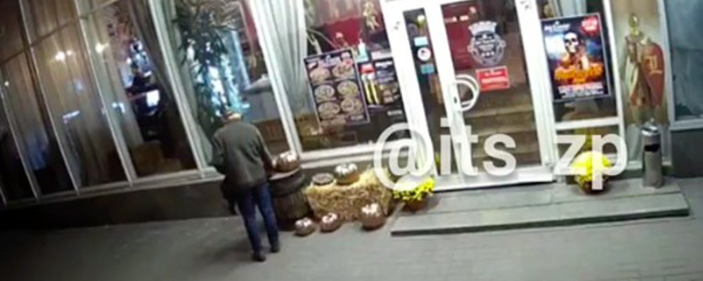 В центре Запорожья мужчина украл возле кафе украшения к Хеллоуину