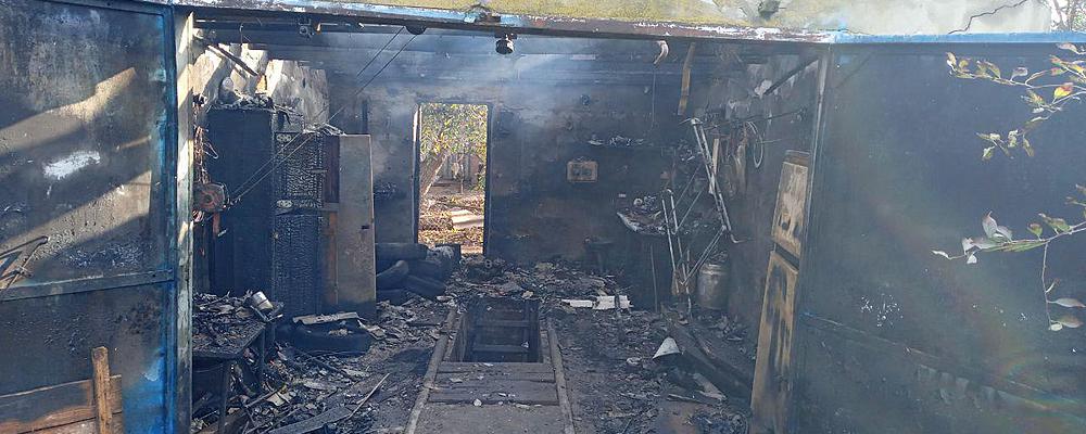 В запорожском селе машина гараж сгорел вместе с машиной