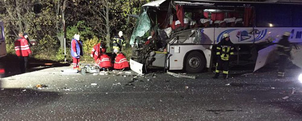 На запорожской трассе пассажирский автобус столкнулся с трактором: есть погибшие