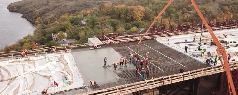 На новом запорожском мосту уже приступили к тротуарам (Фото)