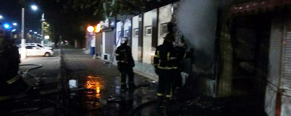 В Мелитополе горящий киоск тушили 5 спасателей