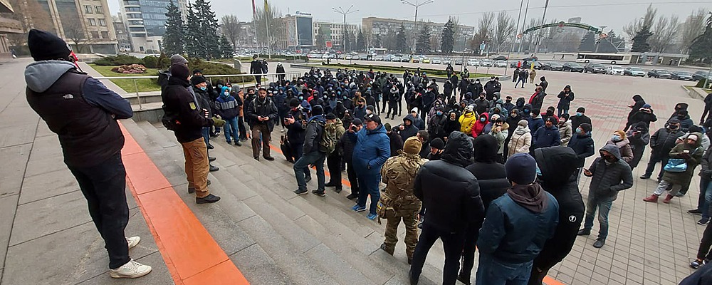Где-то мы это видели: под Запорожской ОГА собираются на митинг с покрышками