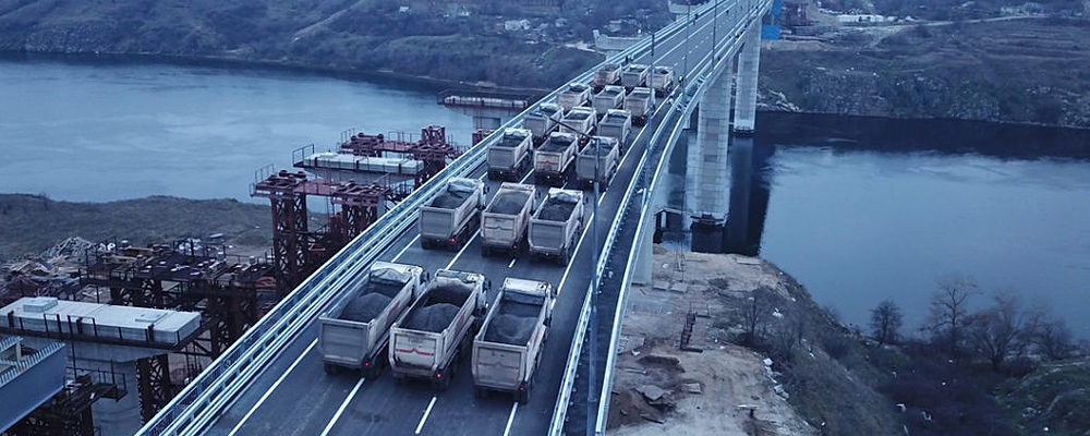 По новому запорожскому мосту еще раз пустили колонну многотонных грузовиков (Фото)