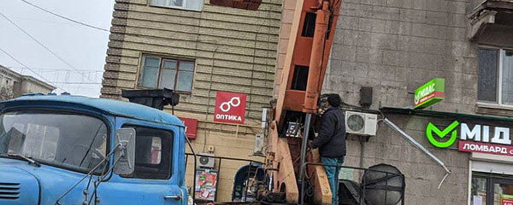 В центре Запорожья начали ремонтировать обвалившийся балкон на историческом доме