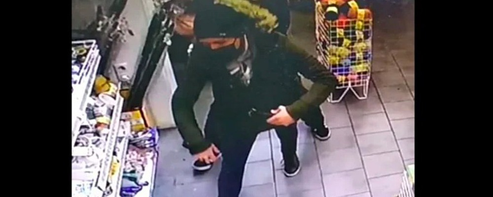 Запорожец устроил стрельбу в супермаркете, убегая от охранника