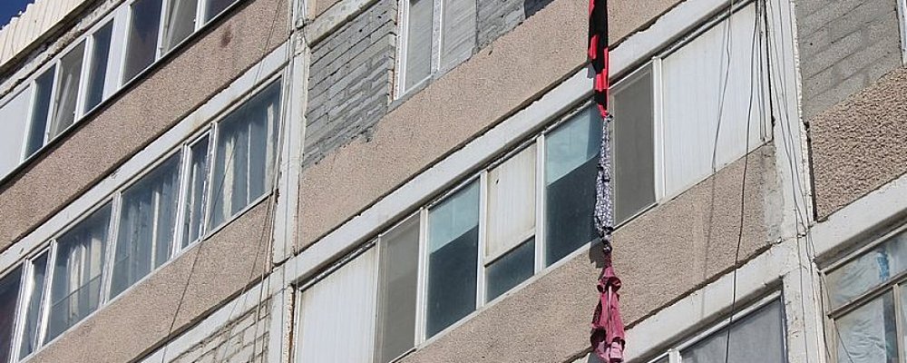 В Запорожье мужчина упал из окна, спускаясь на простынях (Видео)