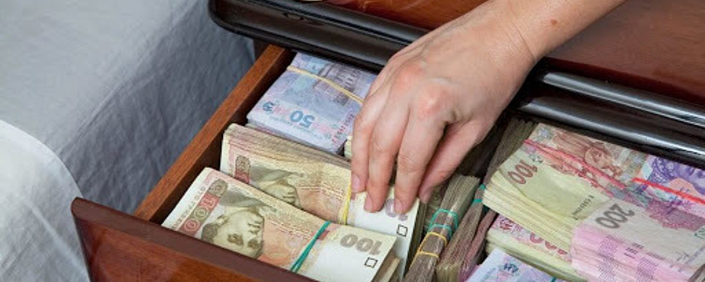 В Запорожской области бухгалтер в течение 3-х лет начисляла себе двойную зарплату