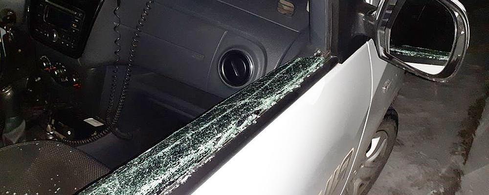 В Запорожье мужчина разбил стекло в служебном авто патрульных