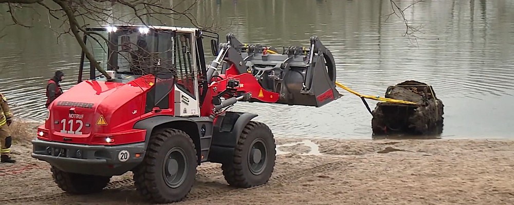 В Германии со дна озера достали «горбатого Запорожца» (Фото, видео)