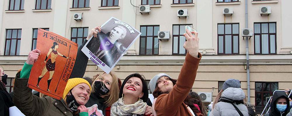 "Смотри, куда жмешь": На 8 Марта в Запорожье прошли сразу две акции за права женщин (Фото)