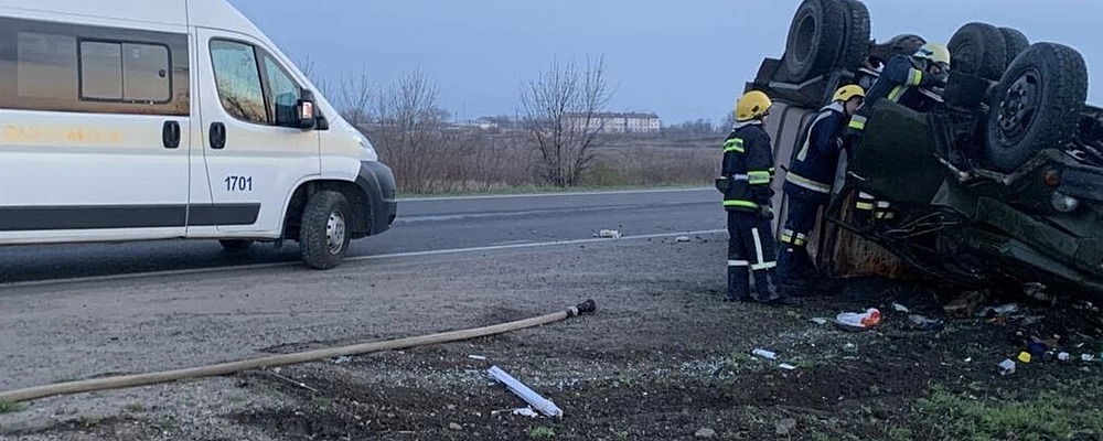 На запорожской трассе перевернулся  мусоровоз: водителя зажало