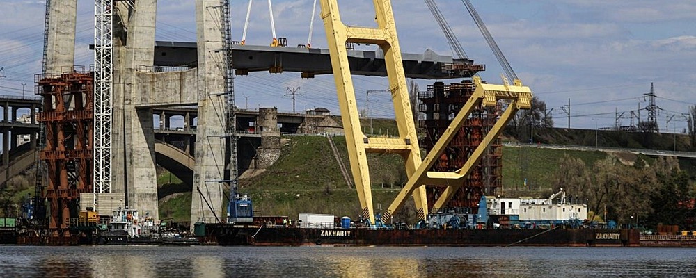 В Запорожье начали монтировать первый блок нового вантового моста