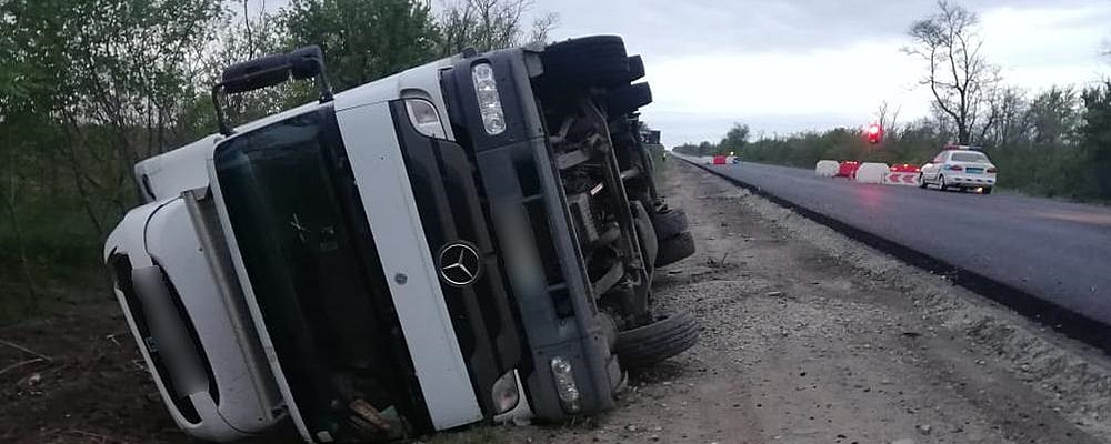 На запорожской трассе перевернулся грузовик: за рулем находился пьяный водитель 