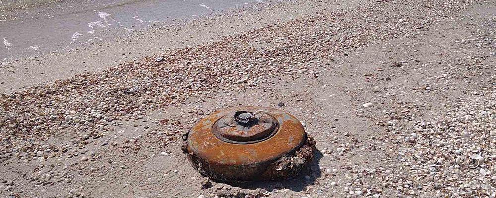 На пляже запорожского курорта обнаружили мину