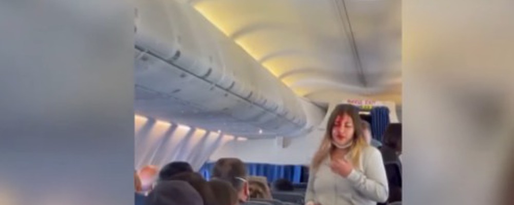 В самолете Турция-Запорожье пассажирки устроили драку: у одной из участниц разбита голова
