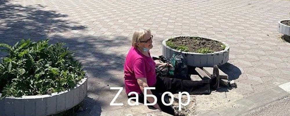 Возле Запорожской областной больницы женщина провалилась под плитку на тротуаре (Фото)