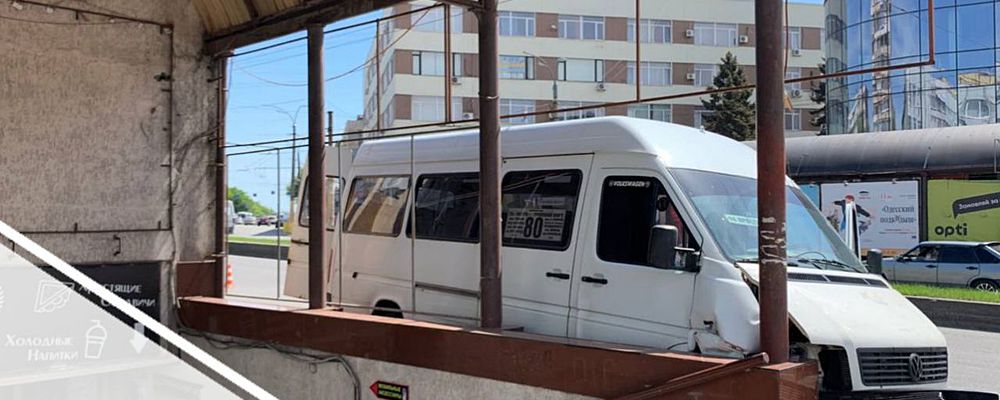 В Запорожье водитель маршрутки врезался в подземный переход