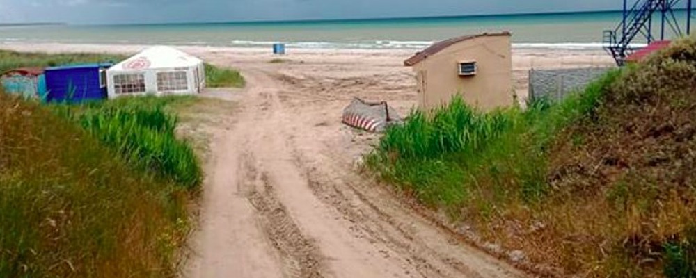 На пляже запорожского курорта демонтировали незаконно установленный шлагбаум