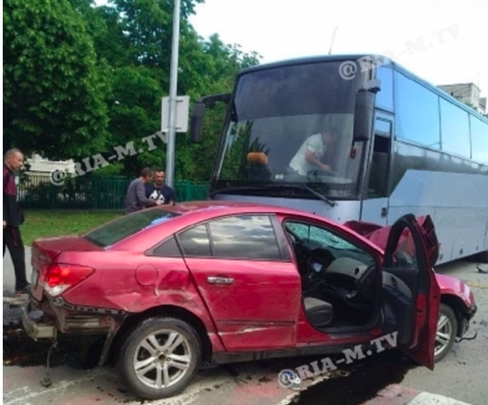 В Приморске пьяный водитель влетел в автобус с детьми