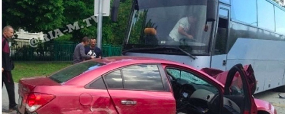 В Приморске пьяный водитель влетел в автобус с детьми