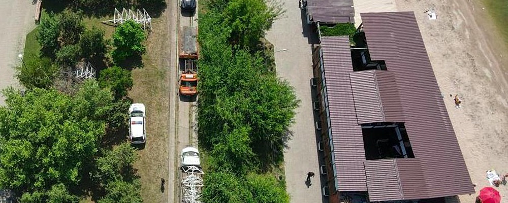 В Бердянске на железнодорожных путях бросили "Гелендваген"