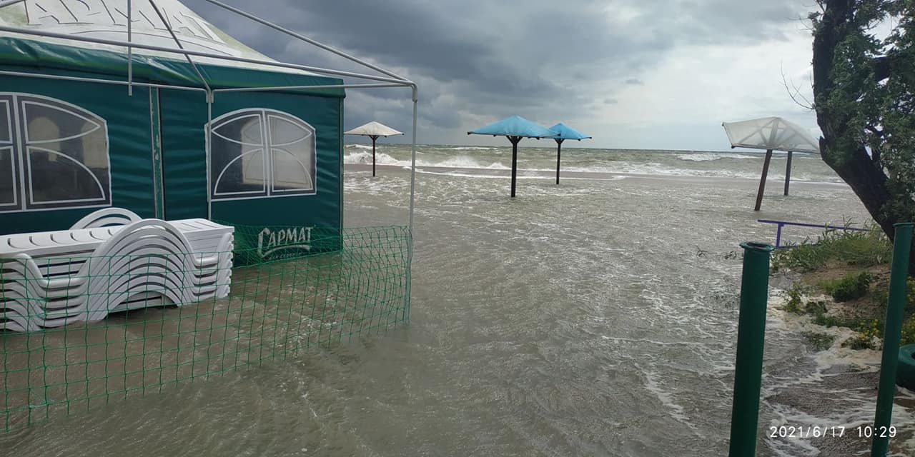 В Бердянске затопило пляж: зонтитки по щиколотку в воде (Фото)