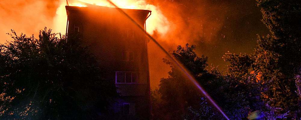 В центре Запорожья после взрыва загорелся многоэтажный дом (Фоторепортаж)