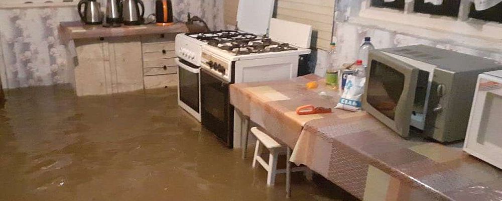 В Кирилловке после сильного дождя затопило дома: воду откачивали спасатели