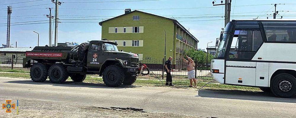В Кирилловке застрял в грязи автобус, который приехал забрать детей с отдыха