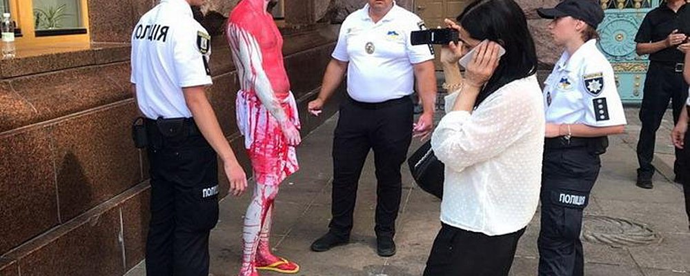 Уроженец Запорожья облил краской флагшток возле госадминистрации в Киеве