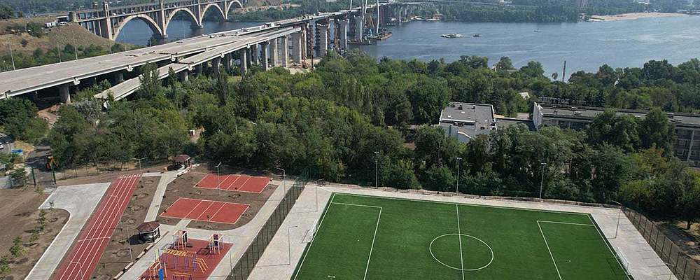 На Хортице открыли современный стадион с зонами отдыха и тактильными лентами (Фото)