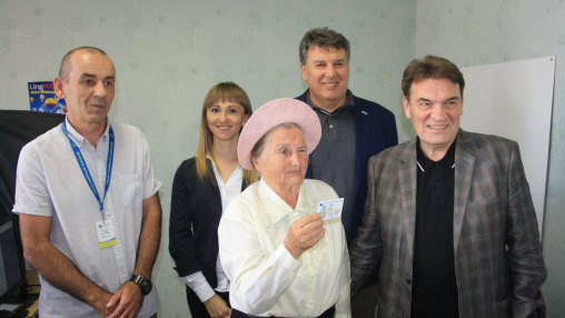 Запорожанка впервые получила украинский паспорт в 82 года