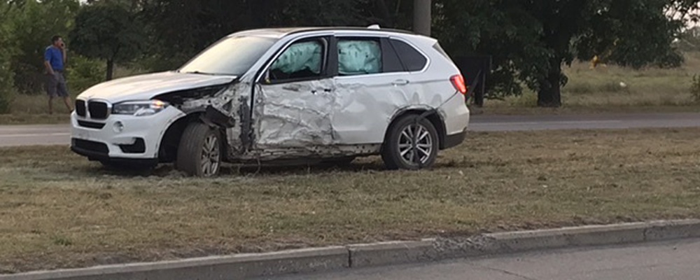 В Бердянске депутат на BMW X5 сбил пешехода и снес столб