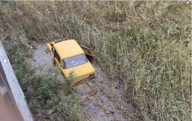 В запорожском селе под мостом обнаружили авто с мертвым мужчиной