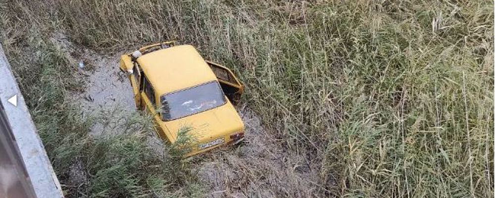 В запорожском селе под мостом обнаружили авто с мертвым мужчиной