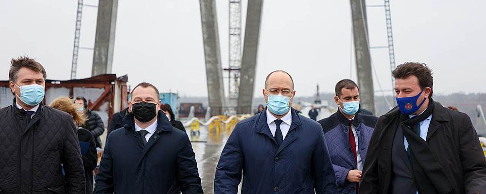 Премьер-министр побывал в Запорожье на мостах и съездил на ЗАЭС