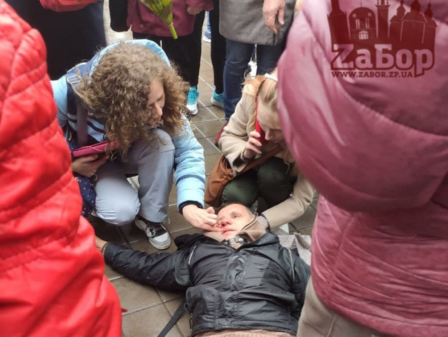 На митинге антивакцинщиков в центре Запорожья серьезно пострадал мужчина (Фото)