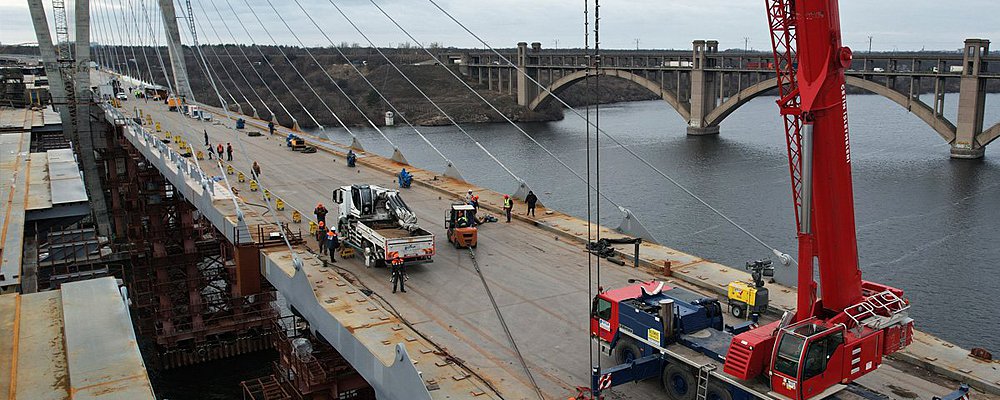 Исторический день: на запорожских мостах смонтировали последний 12-тонный вант