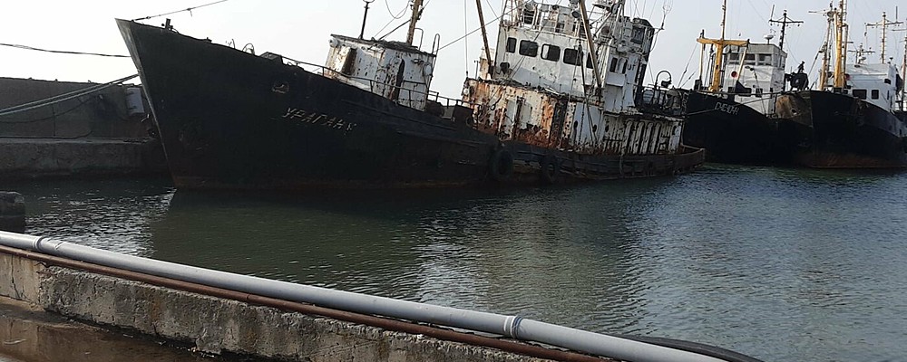 В Бердянске тонет рыболовецкое судно