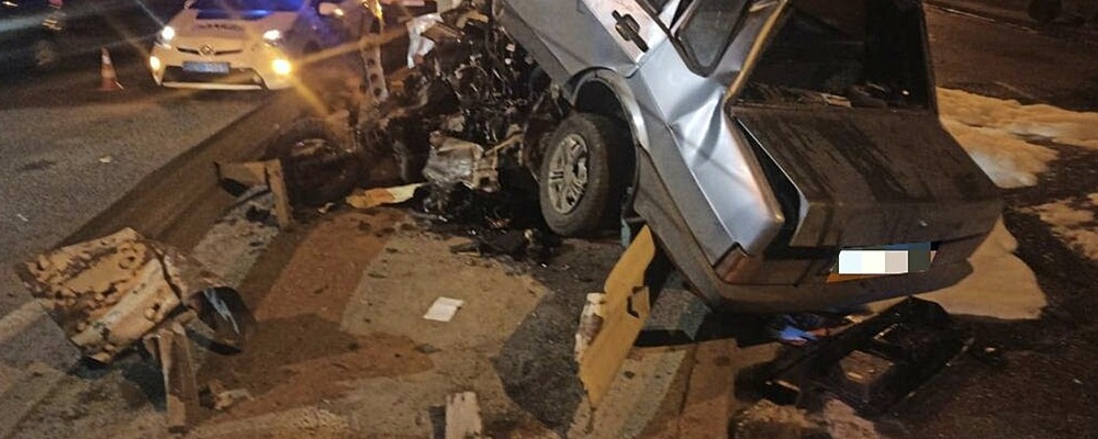 Запорожский полицейский врезался в опору моста на служебном авто