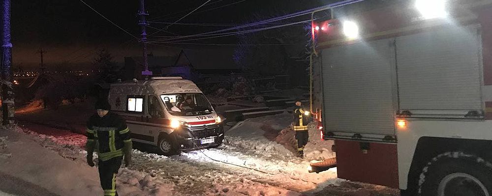 В Запорожье в снегу застряли две "скорых": застряли 10 человек