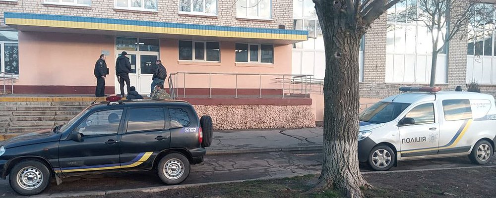В Бердянске снова заминировали школы: требовали 650 тысяч