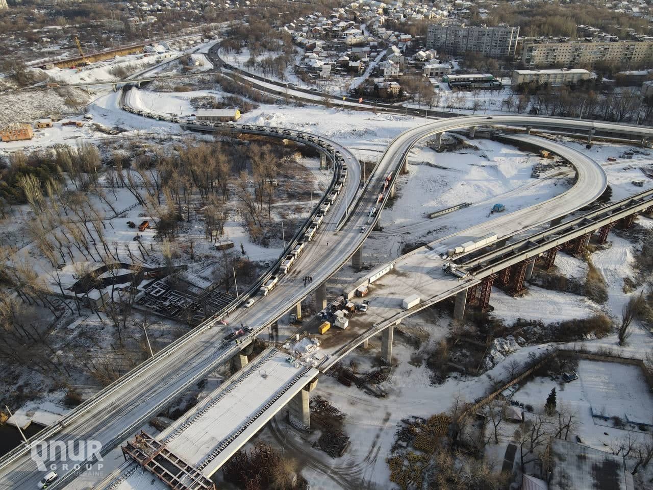 Новый запорожский мост выдержал проверку 30 грузовиками